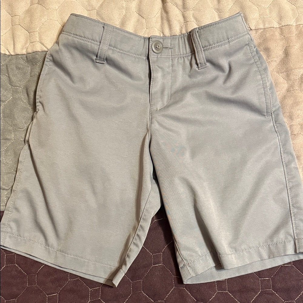 Under Armour Boy's Light Gray Flat Front Shorts size 7